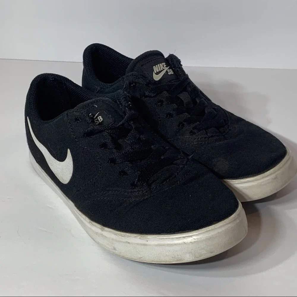 EUC Nike Black and White Canvas‎ Sneakers
